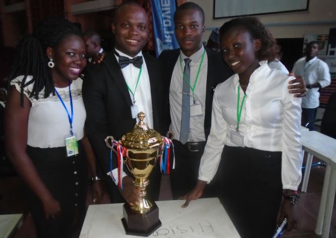 uniosun-debate-team-with-trophy