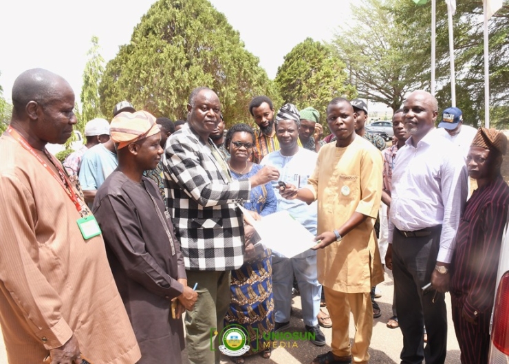 UNIOSUN VC Donates Bus to Students’ Union, Reinforces Commitment to Student Welfare
