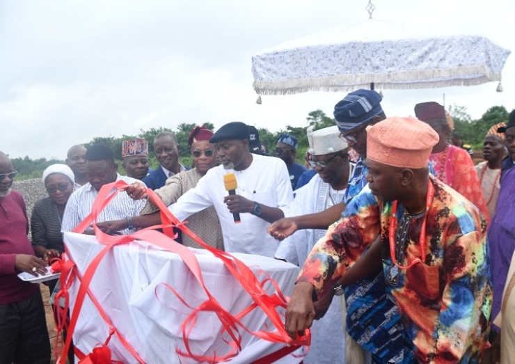 UNIOSUN PRO-CHANCELLOR LAYS FOUNDATION STONE OF PETER ISHOLA OFFICE COMPLEX