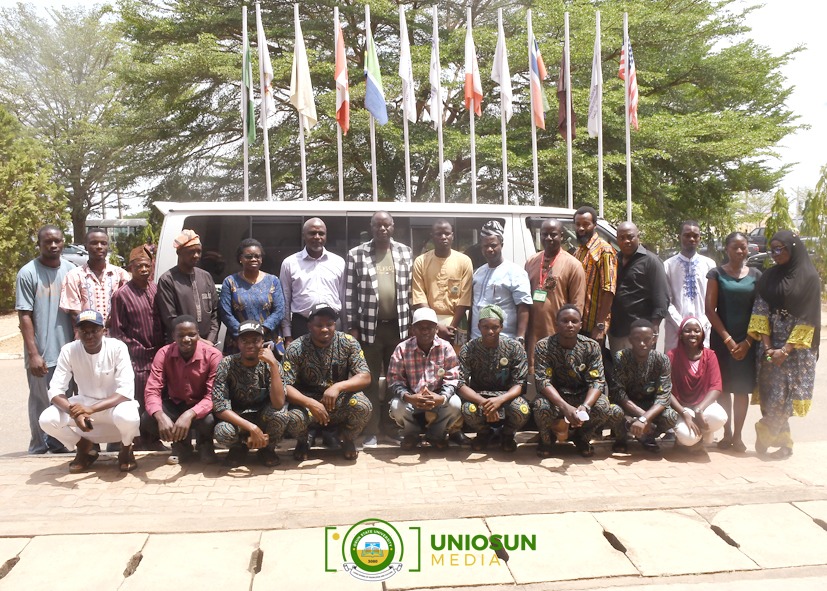 UNIOSUN VC Donates Bus to Students’ Union, Reinforces Commitment to Student Welfare